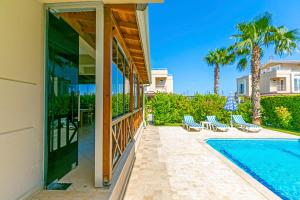 uma villa com piscina e palmeiras em Paradise Town Villa Beltania 500 MBPS free wifi em Belek
