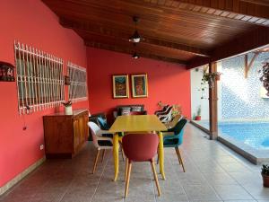 ein Esszimmer mit einem Tisch, Stühlen und einem Pool in der Unterkunft Casa Micaela in Iquitos