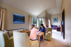 Te Weheka Boutique Hotel的休息区