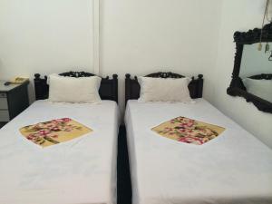 Giường trong phòng chung tại Ngoc Linh Hotel
