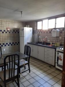 Η κουζίνα ή μικρή κουζίνα στο Apto que comporta até 12 pessoas