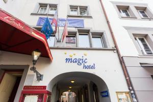 un edificio con las palabras hotel mágico en él en Altstadt Hotel Magic Luzern, en Lucerna