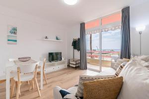 salon ze stołem i telewizorem w obiekcie Los cristianos - San Telmo piscina y vistas mar 2 w Aronie
