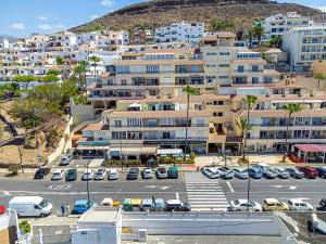 z góry widok na parking z budynkami w obiekcie Los cristianos - San Telmo piscina y vistas mar 2 w Aronie