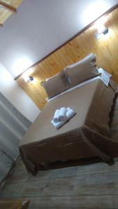 Giường trong phòng chung tại Chalés Campo Verde