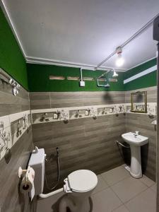 uma casa de banho com um WC e um lavatório em Liana Hostel Taman Negara em Jerantut