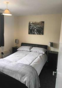 Un pat sau paturi într-o cameră la 2 Bedroom House For Corporate Stays in Kettering