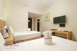 Ένα ή περισσότερα κρεβάτια σε δωμάτιο στο MySpace Hotel @BGC