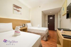 Ένα ή περισσότερα κρεβάτια σε δωμάτιο στο MySpace Hotel @BGC