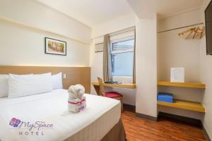 Ένα ή περισσότερα κρεβάτια σε δωμάτιο στο MySpace Hotel @BGC