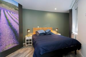 ein Schlafzimmer mit einem Bett und einem großen Wandgemälde in der Unterkunft Les Champs, T2 hypercentre chic et cosy Wifi par SOVALFI in Saint-Étienne