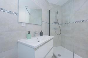 Kúpeľňa v ubytovaní Les Champs, T2 hypercentre chic et cosy Wifi par SOVALFI + 33 fotografií