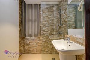 Ένα μπάνιο στο MySpace Hotel @BGC