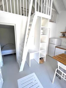 Zimmer mit weißen Treppen und einem Etagenbett in der Unterkunft Bungalow for 6 people maximum at Saint Barth in Gustavia
