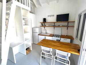eine kleine Küche mit einem Tisch und 2 Stühlen in der Unterkunft Bungalow for 6 people maximum at Saint Barth in Gustavia
