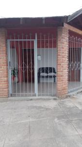 una puerta en un edificio de ladrillo con una cama dentro en Apart La Mochita en San Fernando del Valle de Catamarca