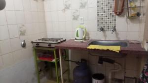 cocina con fregadero y fogones en Apart La Mochita en San Fernando del Valle de Catamarca