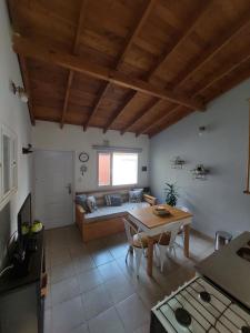 uma sala de estar com um sofá e uma mesa em Alarken em Ushuaia