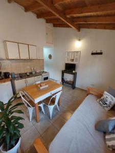 uma sala de estar com uma mesa de madeira e uma cozinha em Alarken em Ushuaia