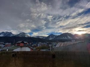 uma vista para uma cidade com montanhas ao fundo em Alarken em Ushuaia
