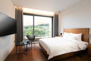 Tempat tidur dalam kamar di Daon Hotel