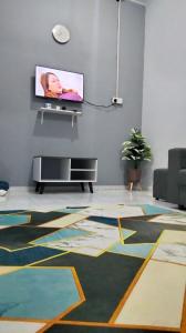 Телевизор и/или развлекательный центр в AL Firdaus Homestay, Langkawi