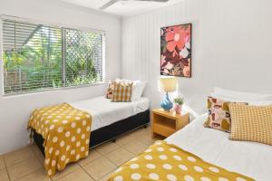 sypialnia z 2 łóżkami i oknem w obiekcie Wait-a-While - Family Getaway with Heated Pool w mieście Clifton Beach