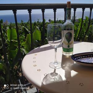 - une bouteille de vin et un verre de vin sur une table dans l'établissement Trbol Trail Mountain La Palma Vistas Al Mar, à Tazacorte