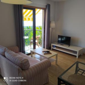 un salon avec un canapé et une télévision dans l'établissement Trbol Trail Mountain La Palma Vistas Al Mar, à Tazacorte