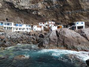 une rivière avec des maisons à flanc de montagne dans l'établissement Trbol Trail Mountain La Palma Vistas Al Mar, à Tazacorte