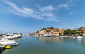 un grupo de barcos atracados en un río con edificios en 1 Bedroom Cozy Home In Montegiovi en Montegiovi