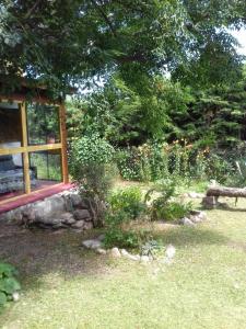 Un jardín fuera de Hosteria Aura Azul (ex Ser Azul)