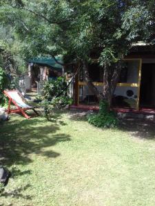 Un jardín fuera de Hosteria Aura Azul (ex Ser Azul)