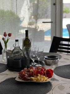 stół z talerzem jedzenia i butelką wina w obiekcie Panorama Sevid w mieście Sevid