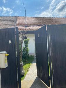 una puerta negra delante de una casa en Private House Citadela Tg.Mures, en Târgu Mureș