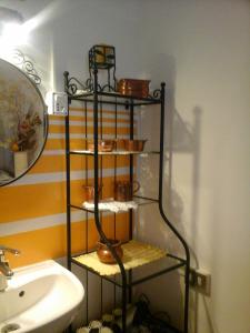 サン・ラッザロ・ディ・サーヴェナにあるAcero Rosso B&B apartmentのバスルーム(洗面台、鏡付)の棚