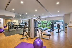 einen Fitnessraum mit Laufbändern und Trainingsgeräten in einem Gebäude in der Unterkunft Oakwood Hotel and Residence Kuala Lumpur in Kuala Lumpur