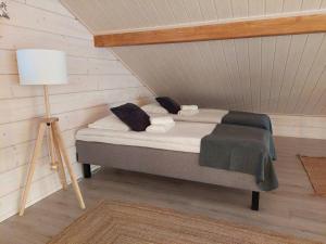 Säng eller sängar i ett rum på Villa Vasa - new luxury villa next to lake