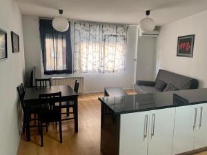 Una cocina y una sala de estar con una mesa y un sofá. en Los Seis Caños, en Madrigal de la Vera 24 fotos más