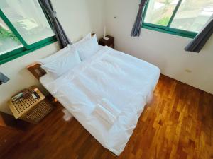 سرير أو أسرّة في غرفة في Azumaya guest house