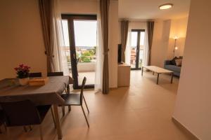 Część wypoczynkowa w obiekcie Luxury apartment Grotta with sea view and swimming pool