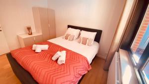 A bed or beds in a room at La douce Rive