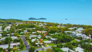 una vista aérea de una ciudad con casas y una calle en Sweet Creek Cottage, Palm Cove, 200m to Beach, Heated Pool, Pets en Palm Cove