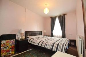 a bedroom with a bed and a window at Lovely one bed apartment to rent in London