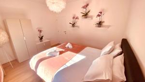 A bed or beds in a room at La douce Rive