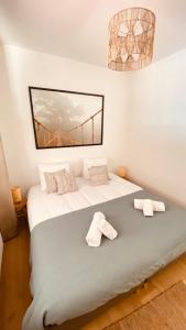 A bed or beds in a room at La douce Rive