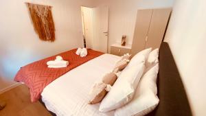 A bed or beds in a room at La douce Rive