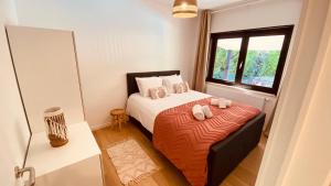 um quarto com uma cama com duas toalhas em La douce Rive em Esneux