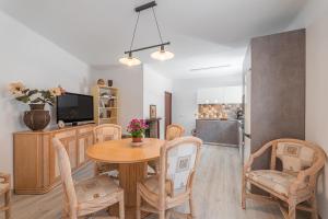 een keuken en eetkamer met een tafel en stoelen bij Ca sa Tia Lluisa in Santanyi