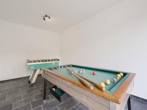 Biliár nebo kulečník v ubytování Holiday Home in Ronse Flemish Ardennes